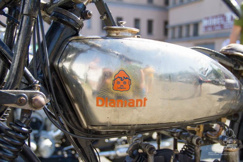 Diamant Motorrad mit silbernen Tank