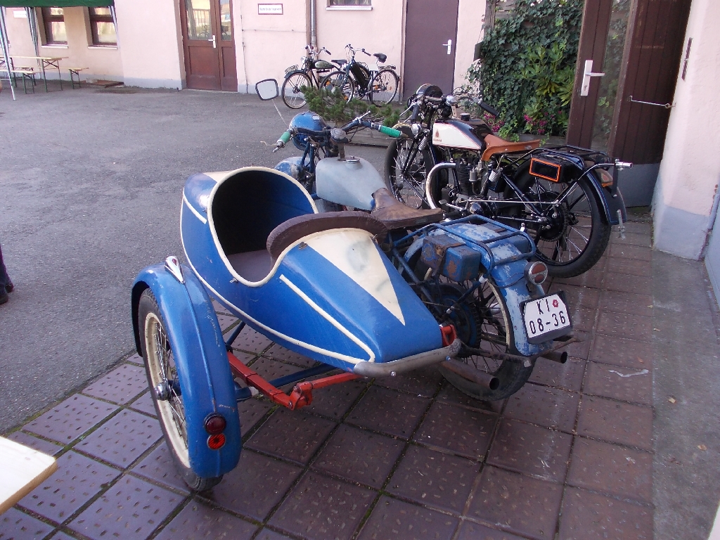 blaues Motorrad mit Beiwagen