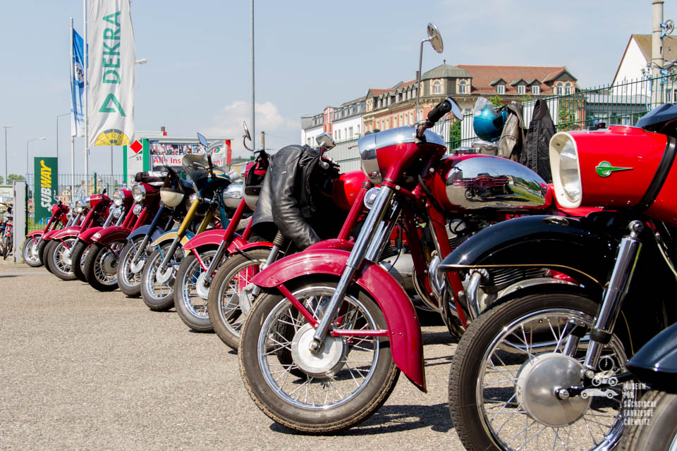 Mopeds in Reihe aufgestellt