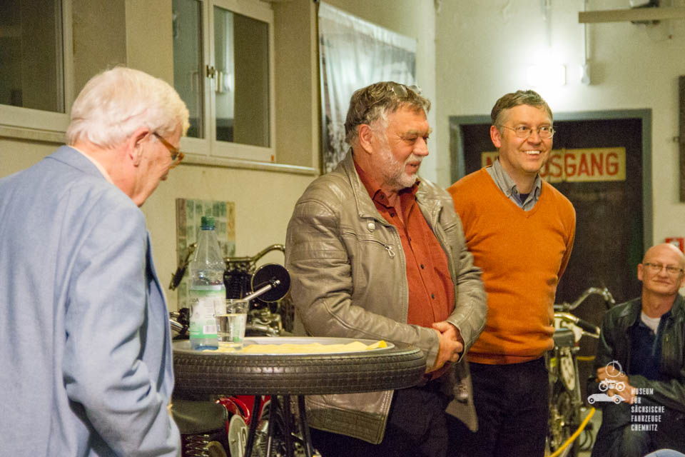 Horst Ihling, Frieder Bach und Dirk Schmerschneider vor den Zuhörern