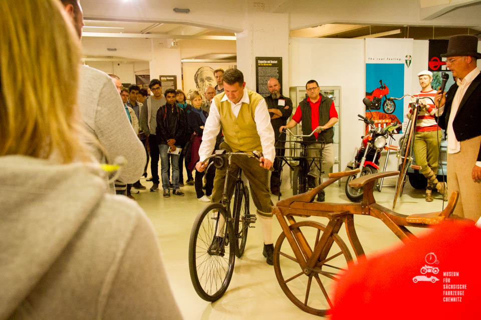 Vorführung alter Fahrräder im Museum