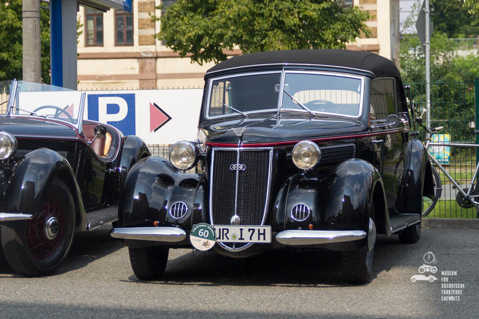 Oldtimer vor dem Museum