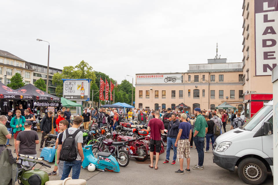 viele Leute vor dem Museum