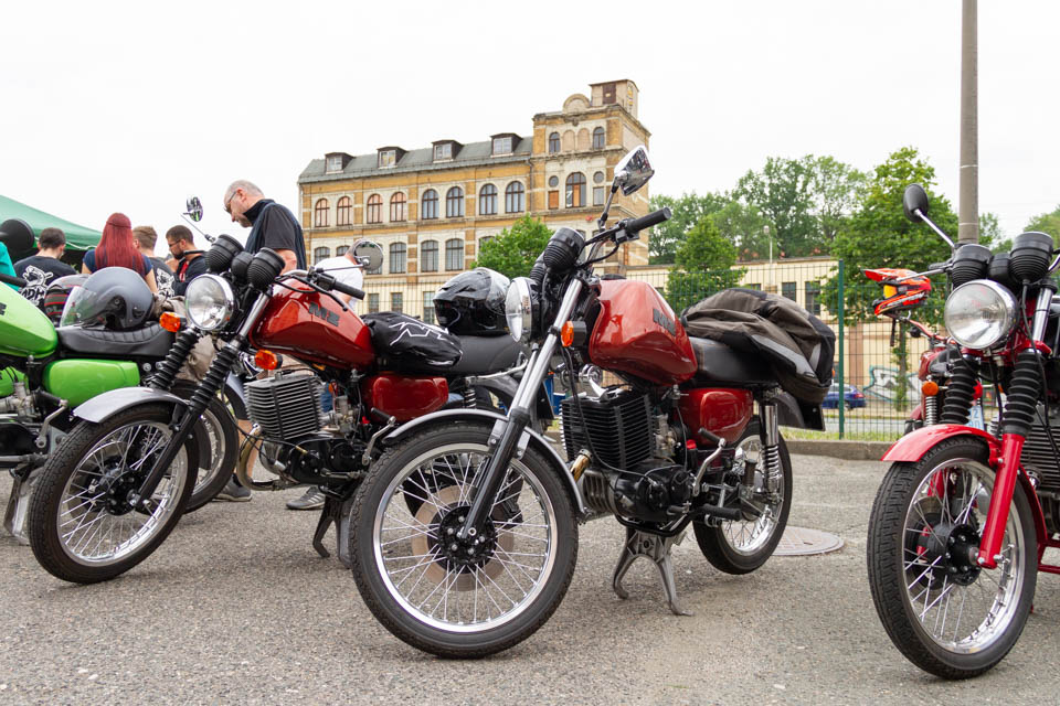 mehrere Motorräder in Reihe