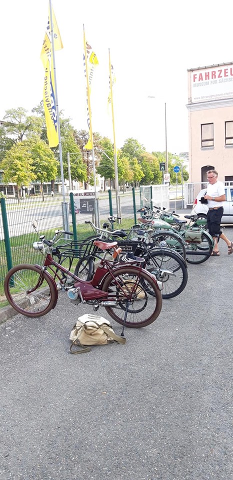 Kleinmotorräder vor dem Museum