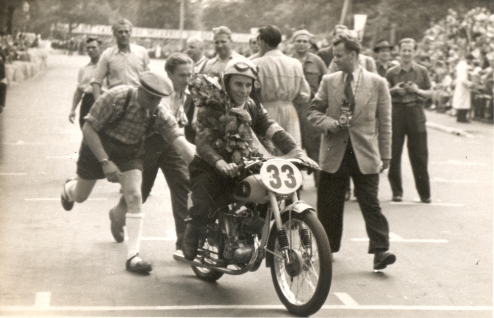 Harald Linke nach dem Rennen mit Lorbeerkranz