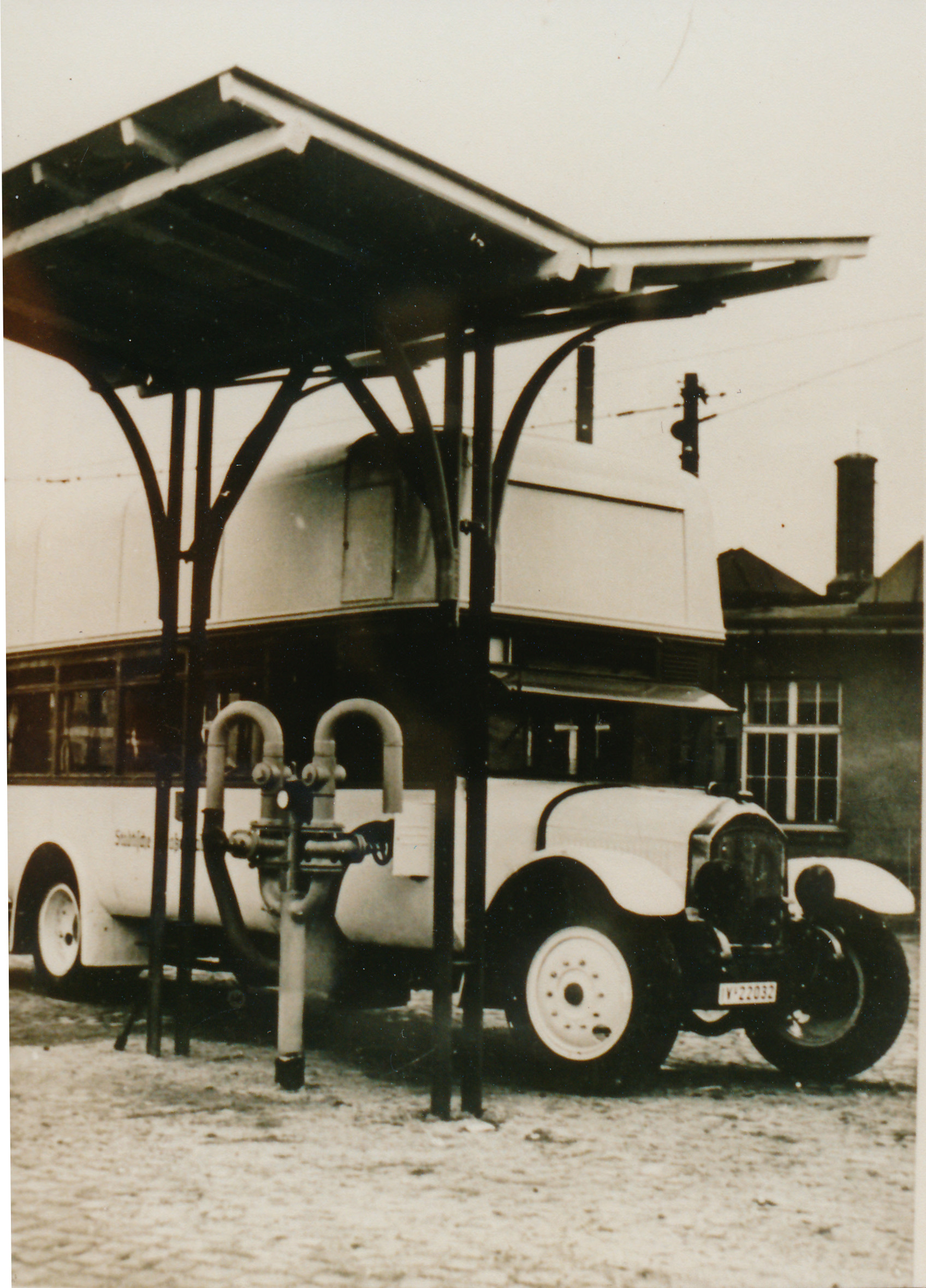 MAN-Bus Nr. 8 mit Ballontanks auf dem Dach an der Tankstelle für Niederdruck-Stadtgas im Betriebhof Kappel um 1942. CVAG Archiv