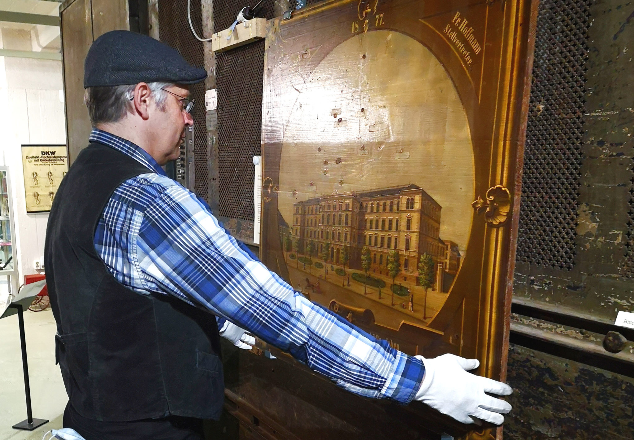 Museumsleiter Dirk Schmerschneider beim aufhängen der Schießscheiben