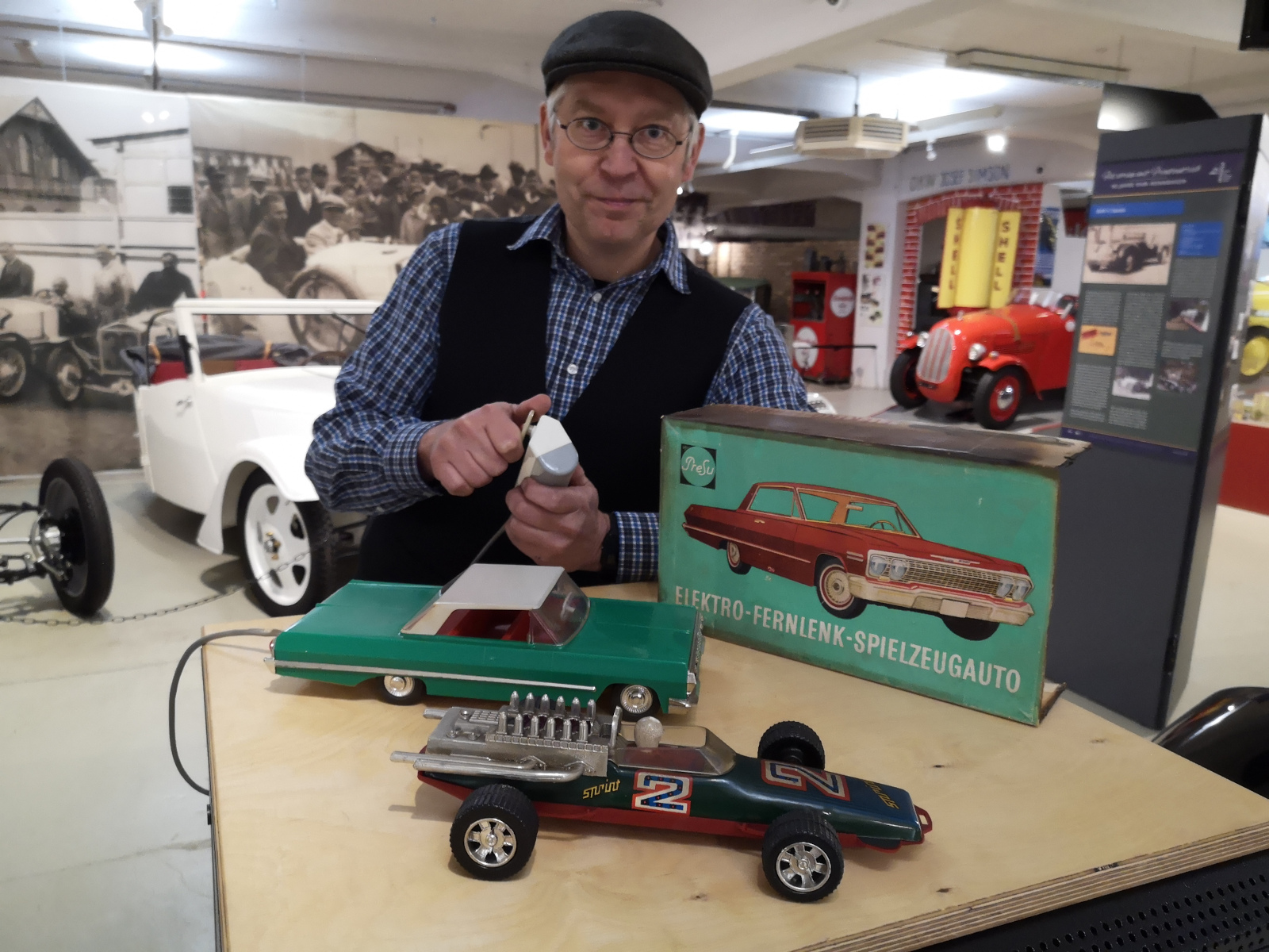 Museumsleiter Dirk Schmerschneider mit Spielzeugautos