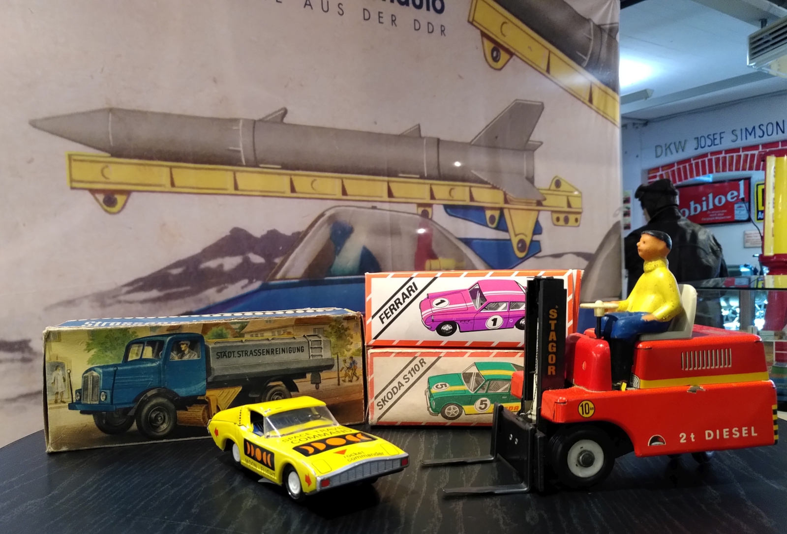 Verschiedene Spielzeugautos aus DDR-Zeiten mit Originalschachteln