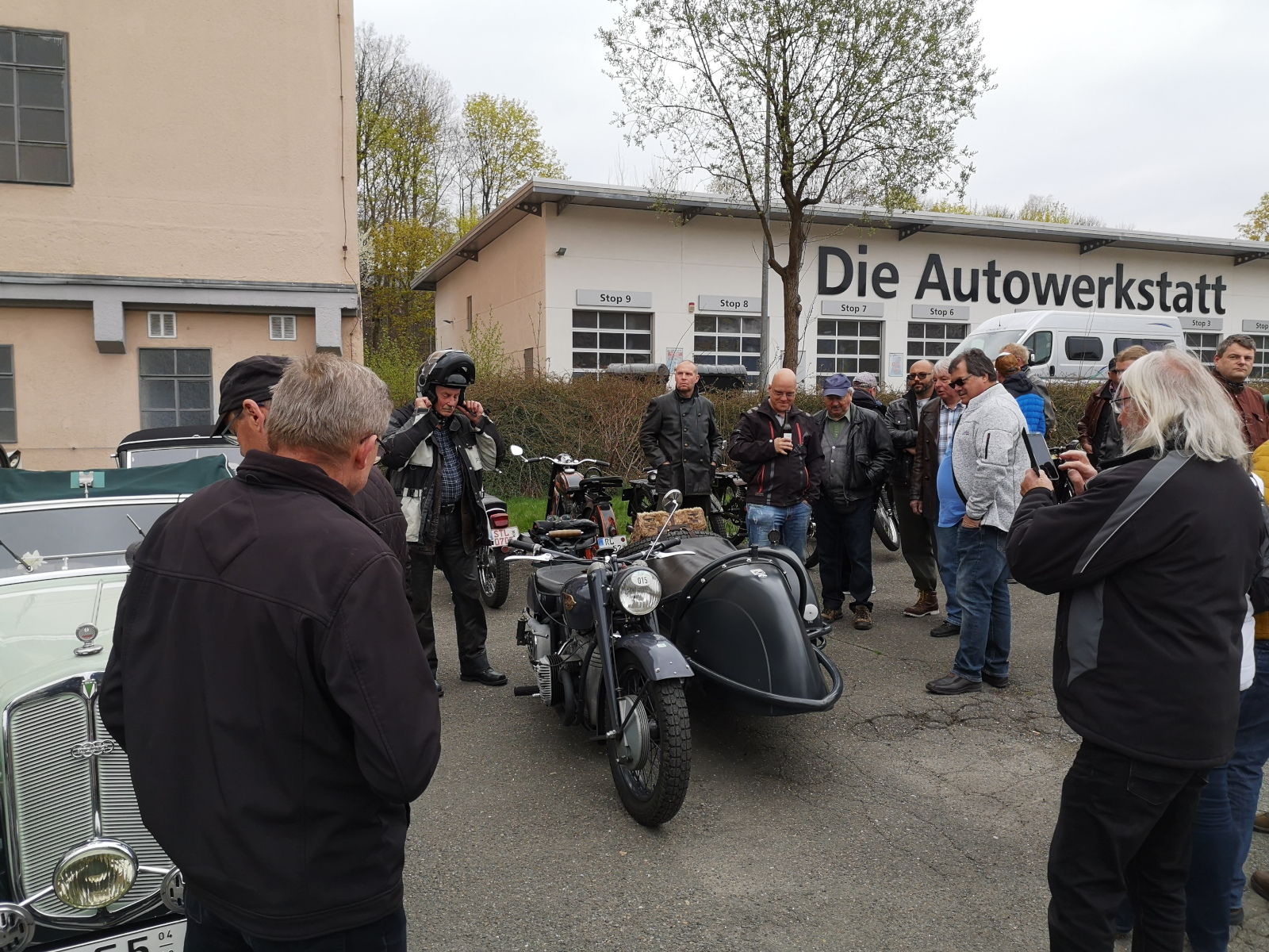Motorradgespann und Besucher auf dem Parkplatz beim DKW-Treffen