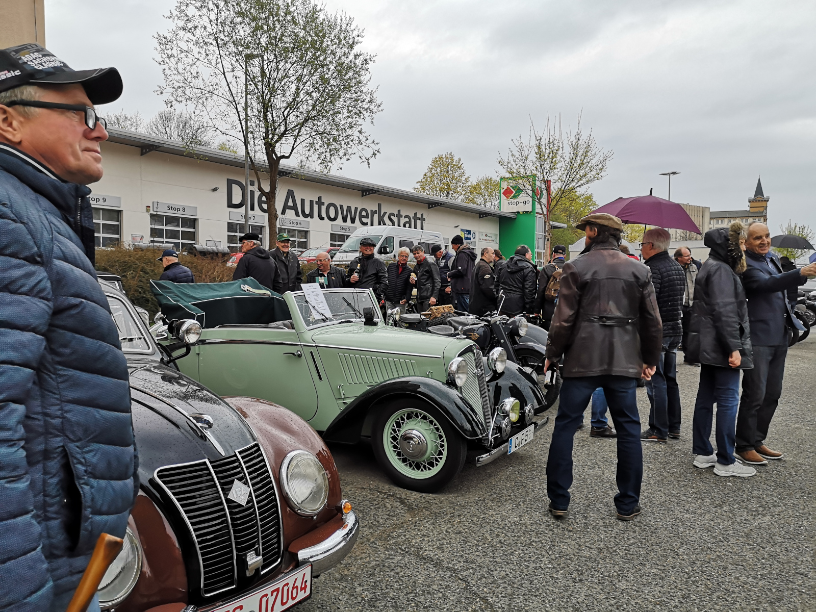 Autos auf dem Parkplatz beim DKW-Treffen