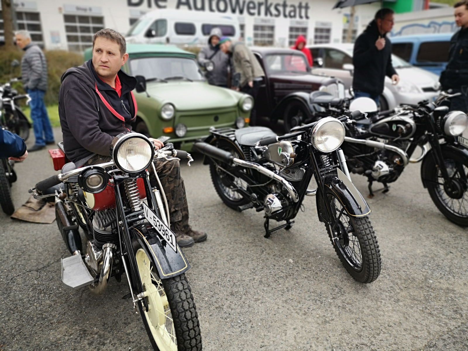 Motorräder auf dem Parkplatz beim DKW-Treffen
