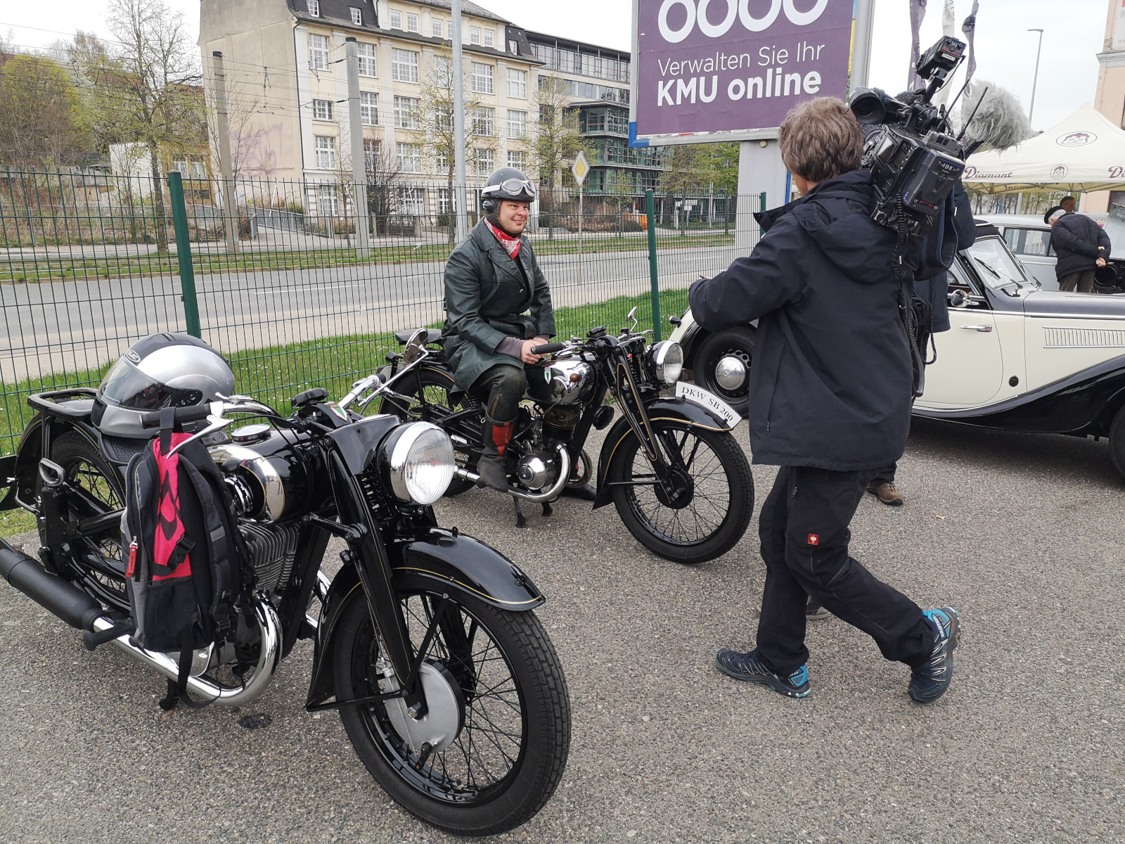 Zwei Motorräder und ein Kameramann