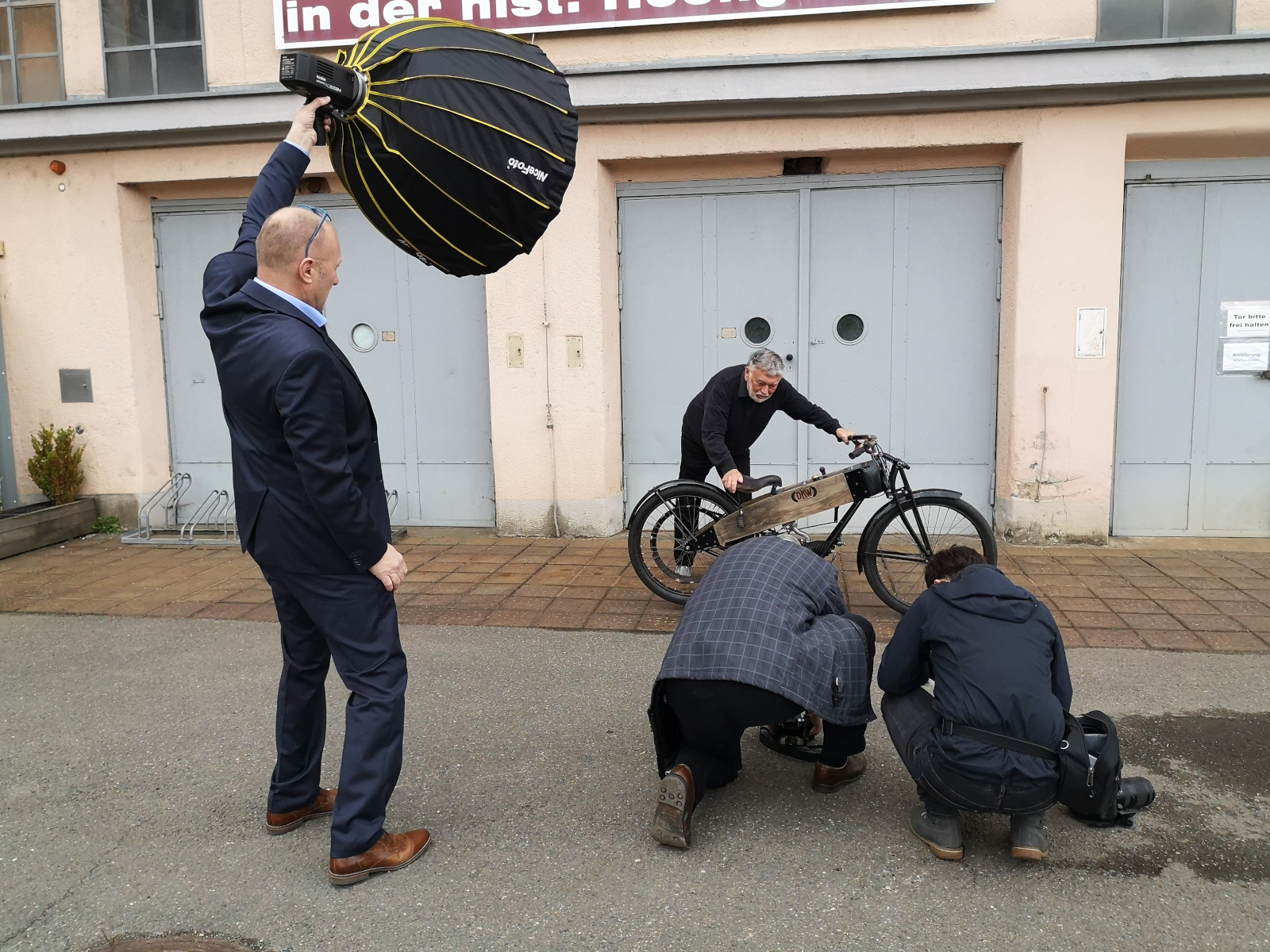Fotoshooting mit Frieder Bach und seinem gebauten DKW-Motorrad
