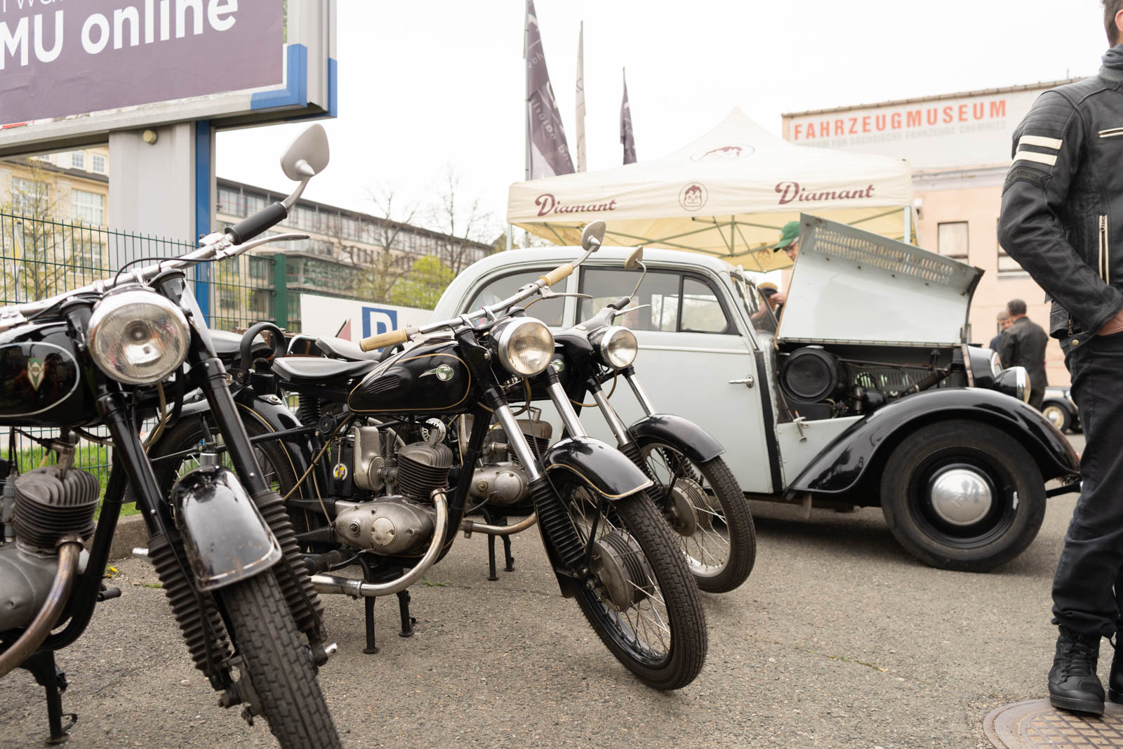 DKW-Automobil und Motorräder auf dem Parkplatz