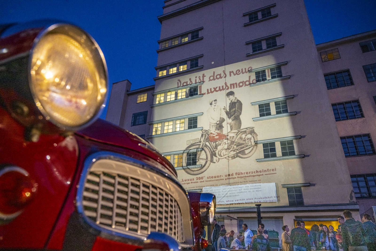 Die Hochgarage, beleuchtet mit einem DKW-Werbebild (Foto: Detlef Müller)