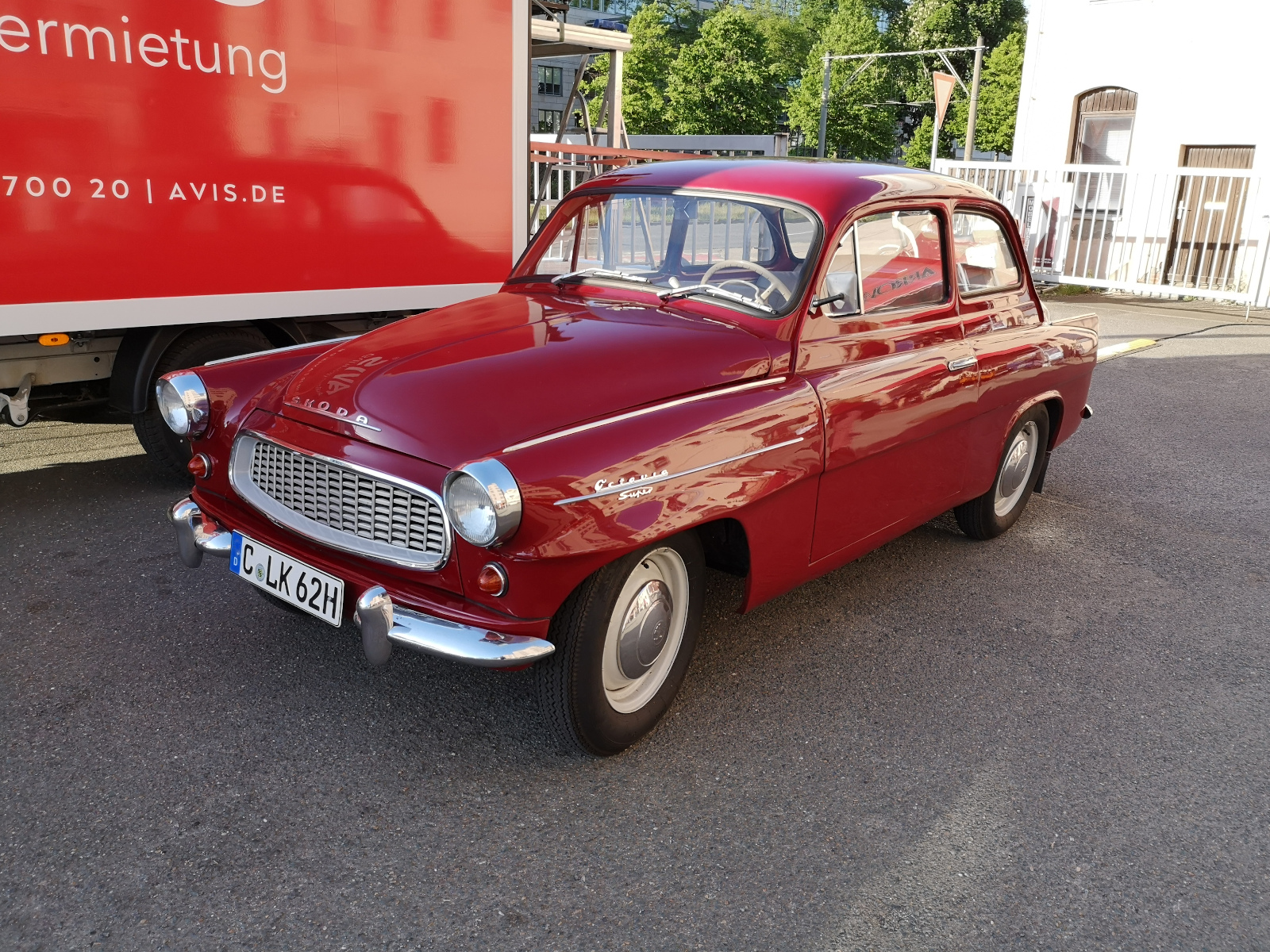 Ein historische Skoda auf dem Parkplatz