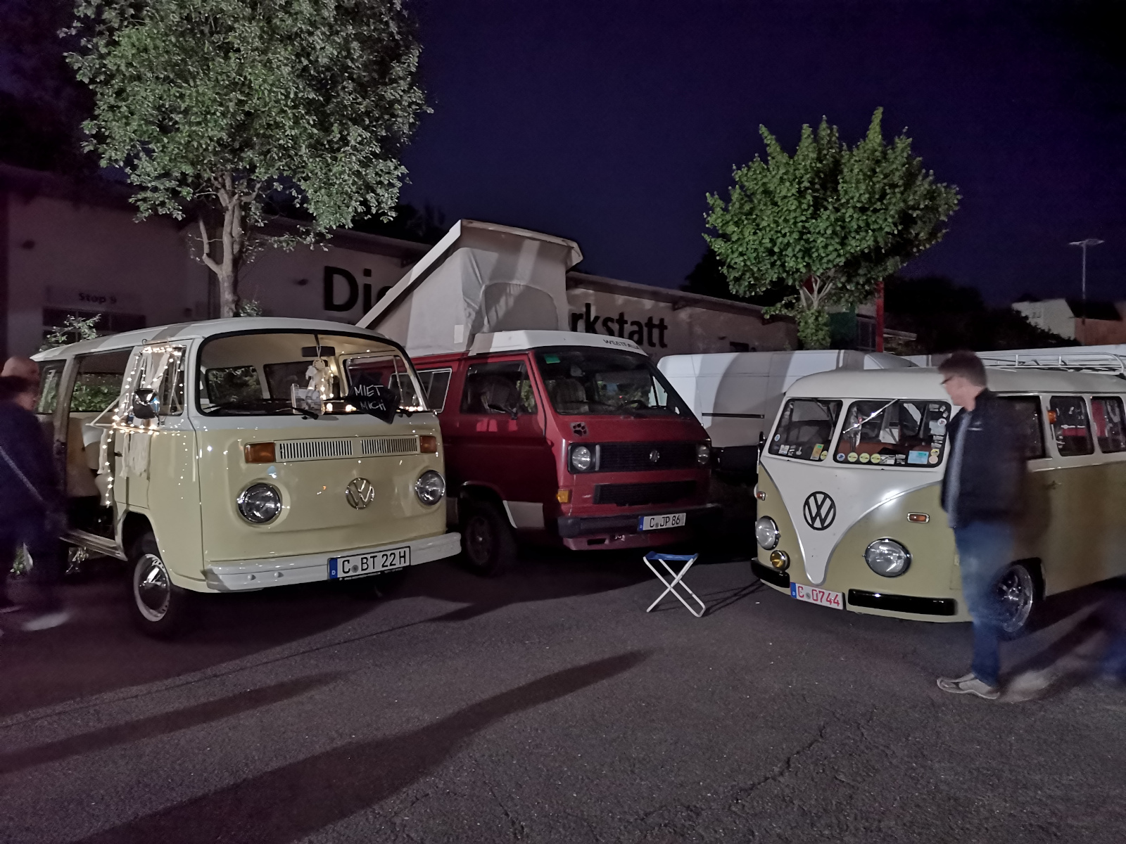Drei historische VW-Busse auf dem Parkplatz