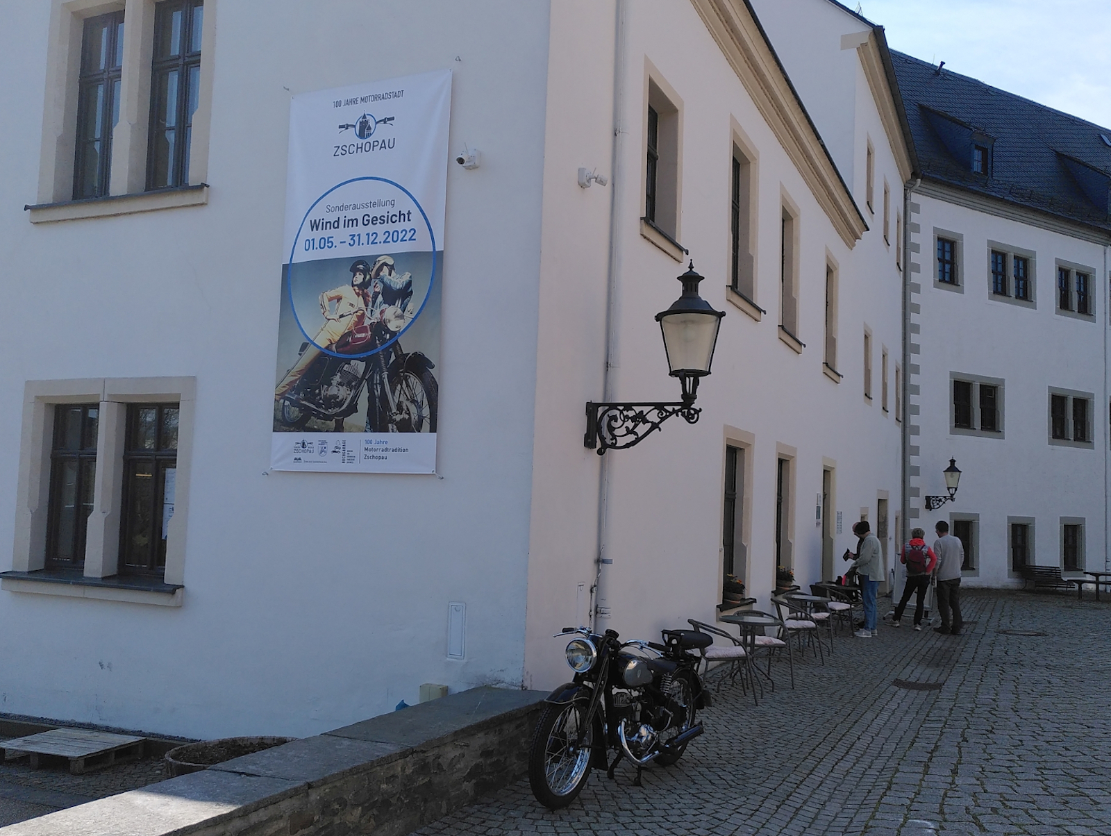 Zurück in Zschopau. Im Schloß Wildeck besuchte die DKW SB 200 eine Sonderausstellung zu 100 Jahren DKW-Motorräder.