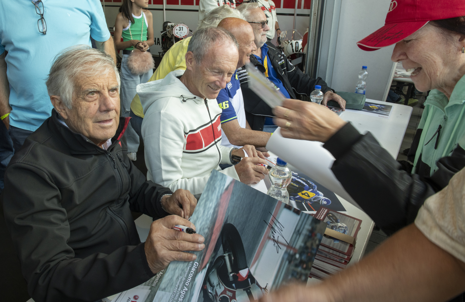 Giacomo Agostini, ehemaliger Motorradrennfahrer, gibt Autogramme (Foto: Detlev Müller)