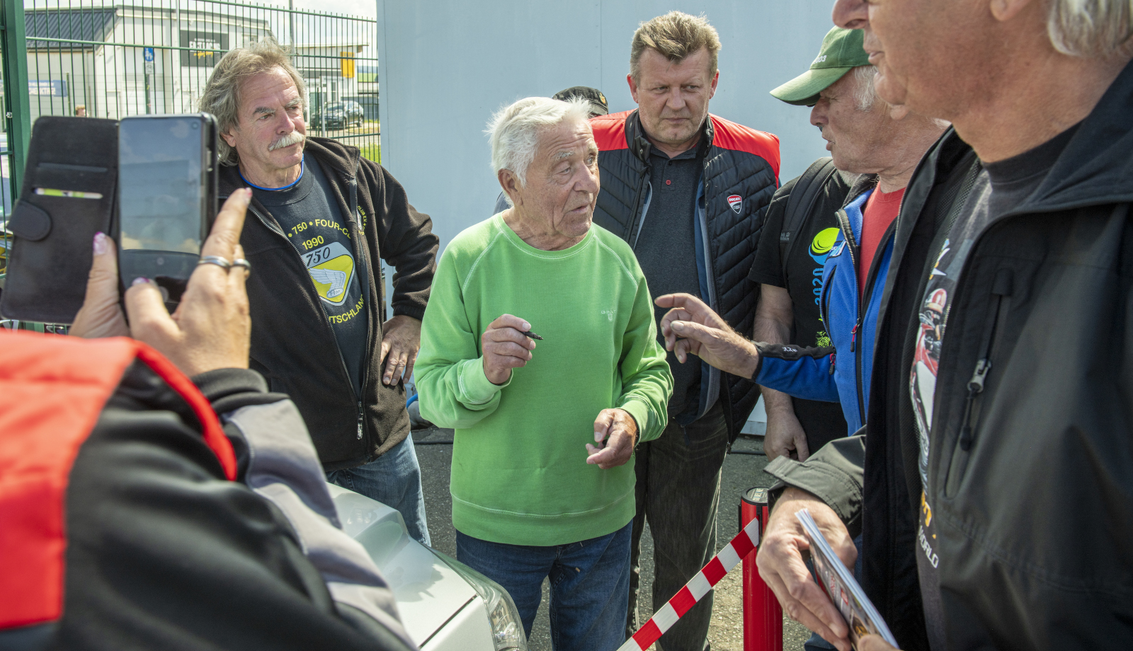 Heinz Rosner, der ehemalige Motorradrennfahrer, gibt Autogramme (Foto: Detlev Müller)