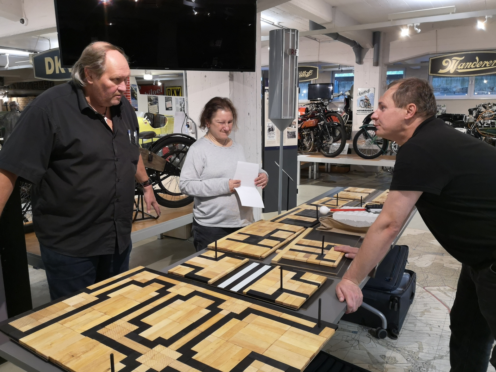 Lars Geithner und seine Frau erklären einem Besucher das Baukastensystem
