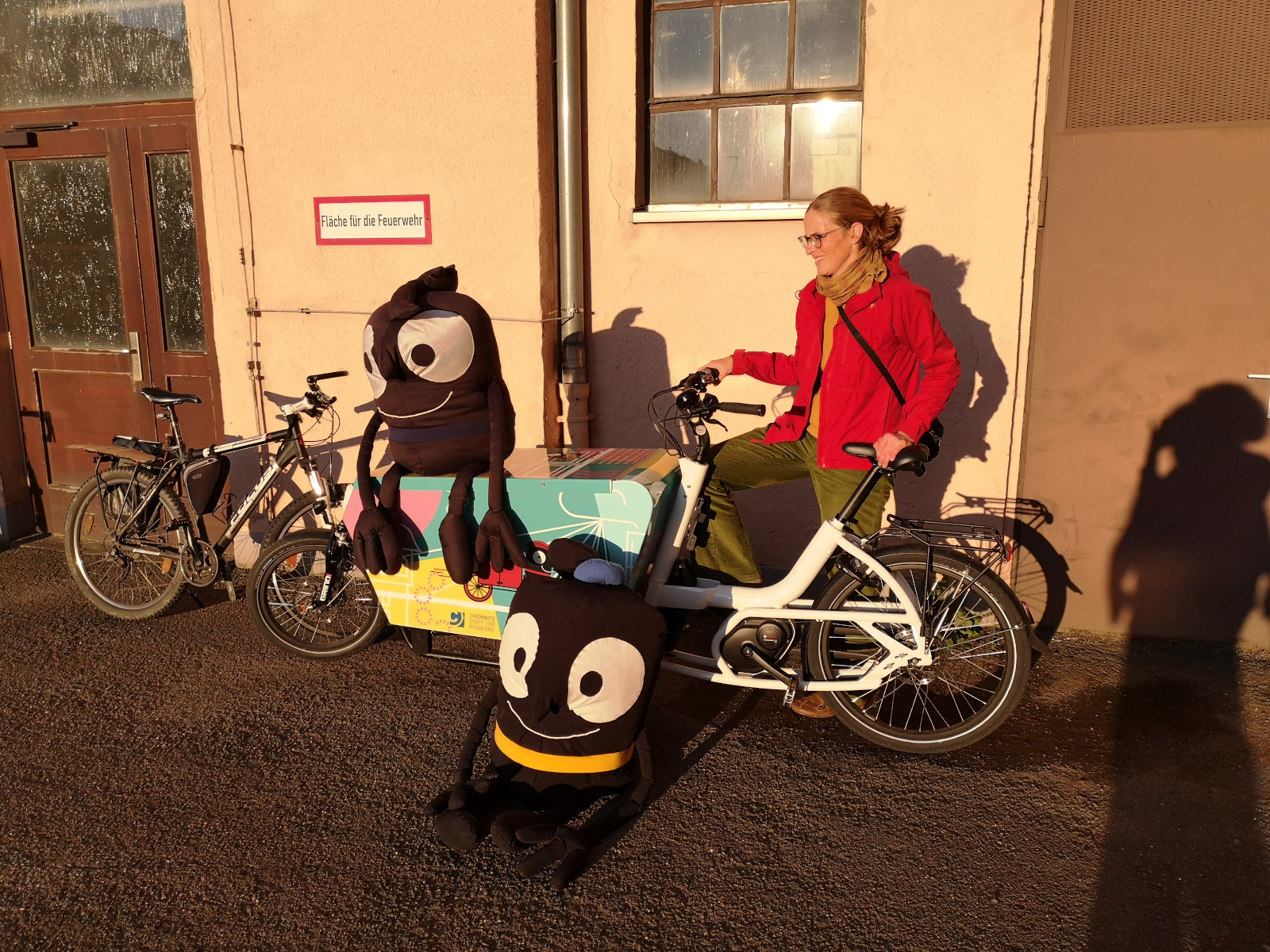 Edda und Edgar, die Maskottchen der Europäischen Woche der Mobilität, mit Katja Kluge auf einem Lastenrad
