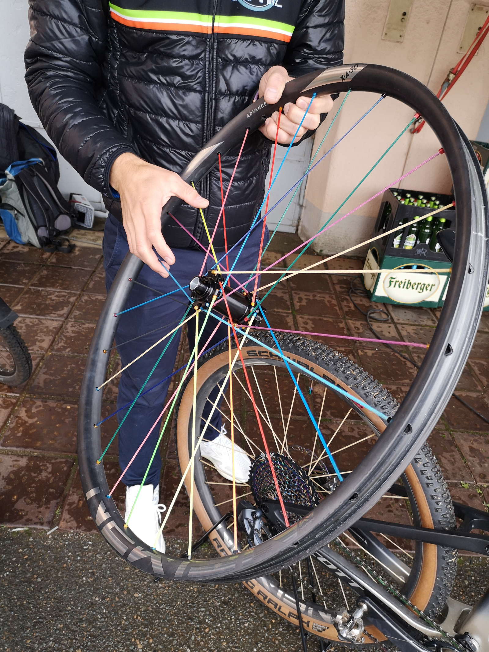 Ein Rad mit bunten, textilen Speichen von Pi Rope wird gezeigt