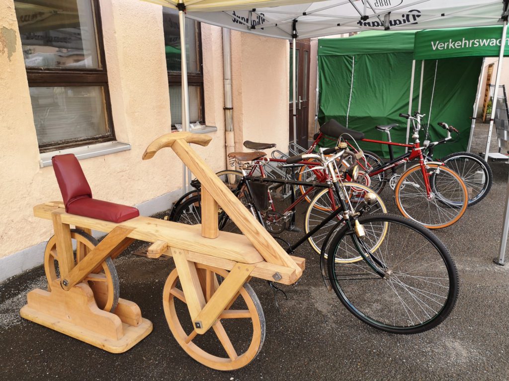 Ein hölzernes Fahrrad beim Fahrradfest