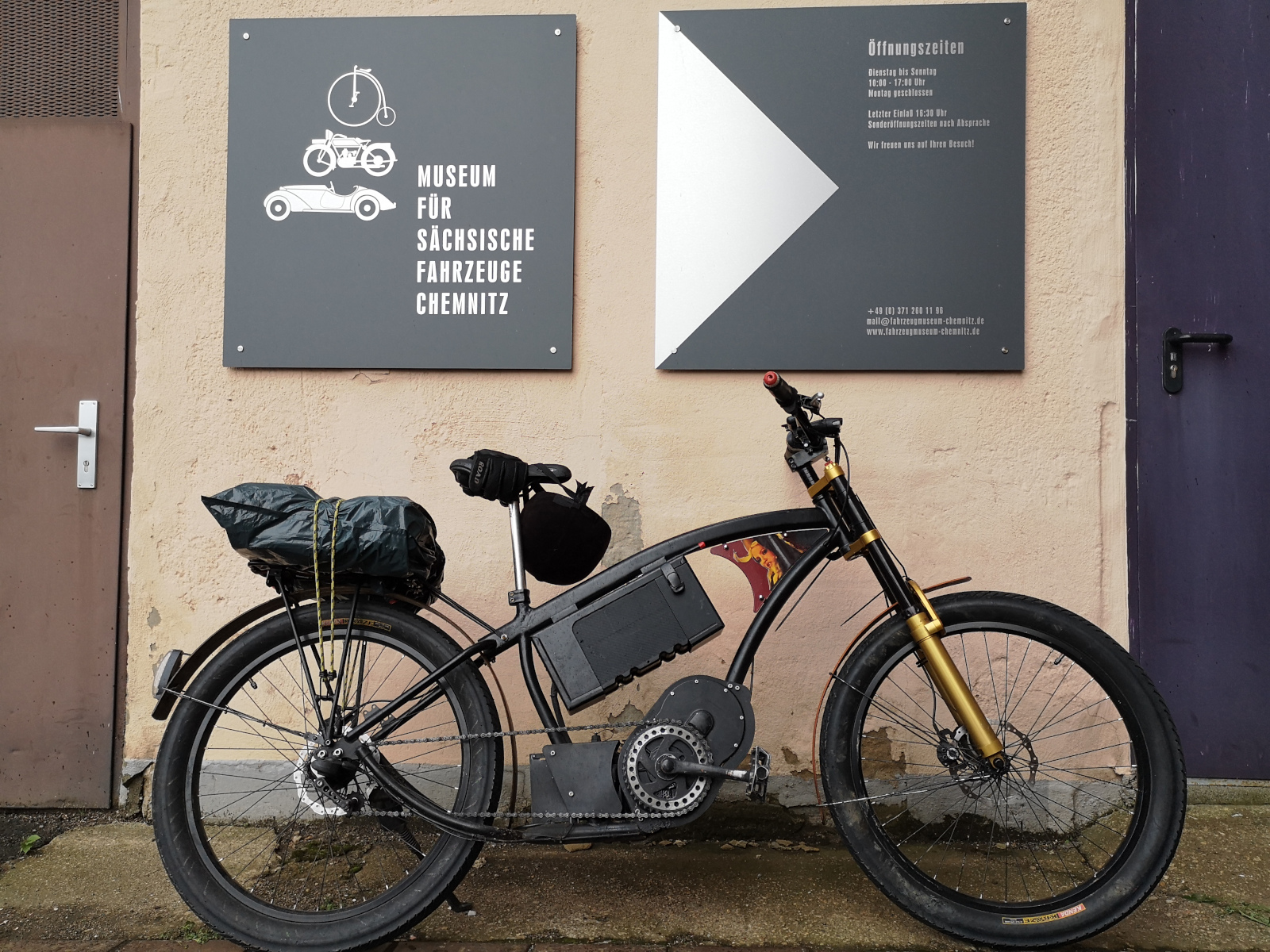 Ein E-Bike an der Wand zu Besuch beim Fahrradfest