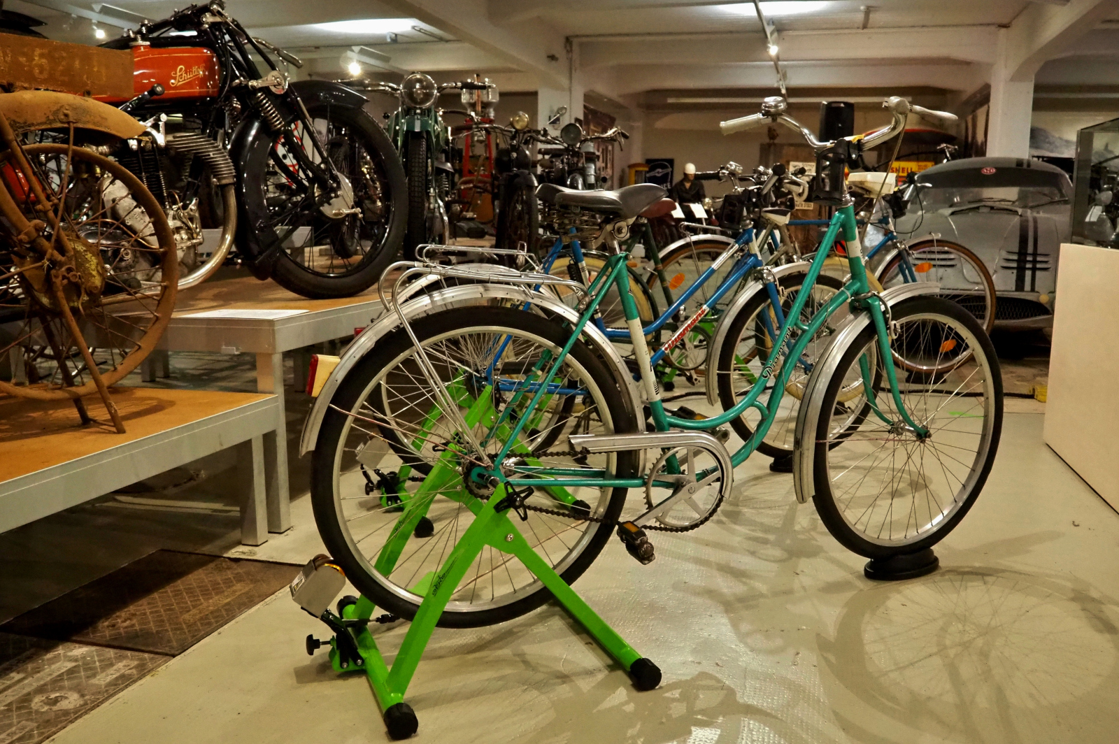 Die historischen Fahrräder warten auf ihren Einsatz. Foto: Fahrradkino e.V.