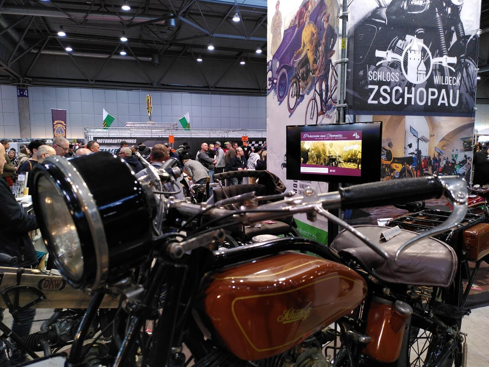 Messestand auf der Motorradmesse Leipzig 2023 mit einem Schüttoff-Motorrad