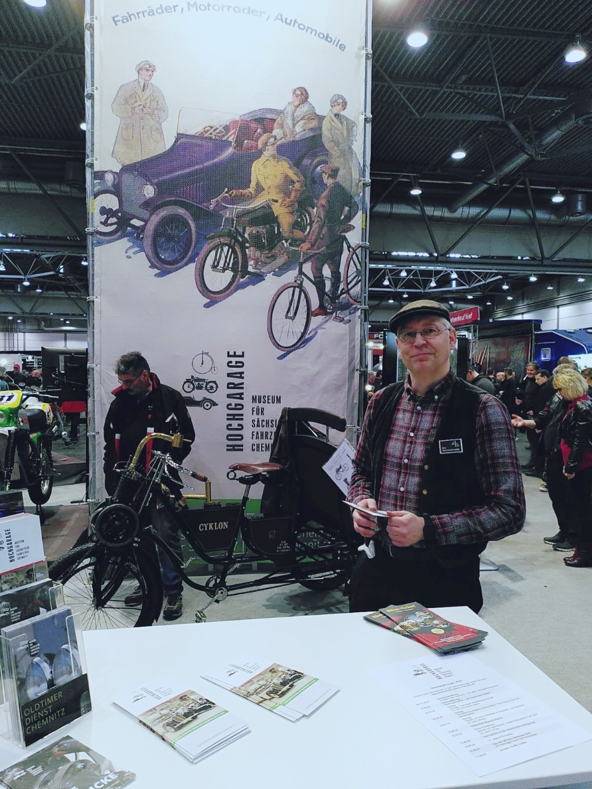 Messestand auf der Motorradmesse Leipzig 2023 mit Museumsleiter Dirk Schmerschneider