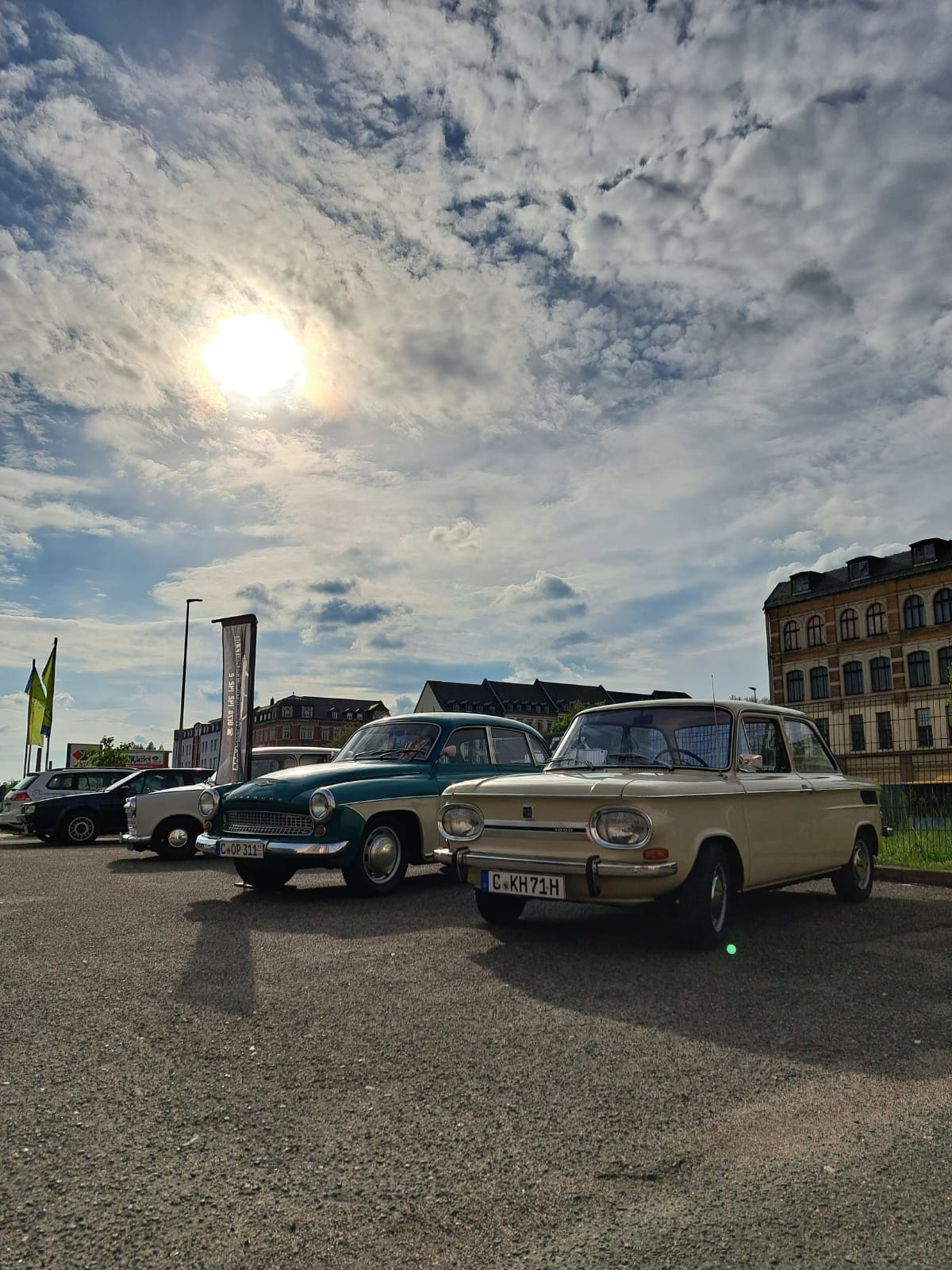 Historische Fahrzeuge vor dem Fahrzeugmuseum (Copyright: Franziska Schirrmeister)