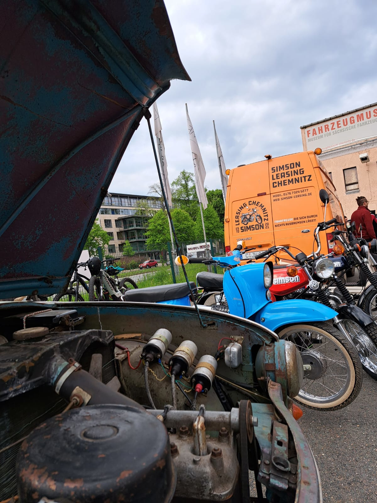 Historische Fahrzeuge vor dem Fahrzeugmuseum (Copyright: Franziska Schirrmeister)