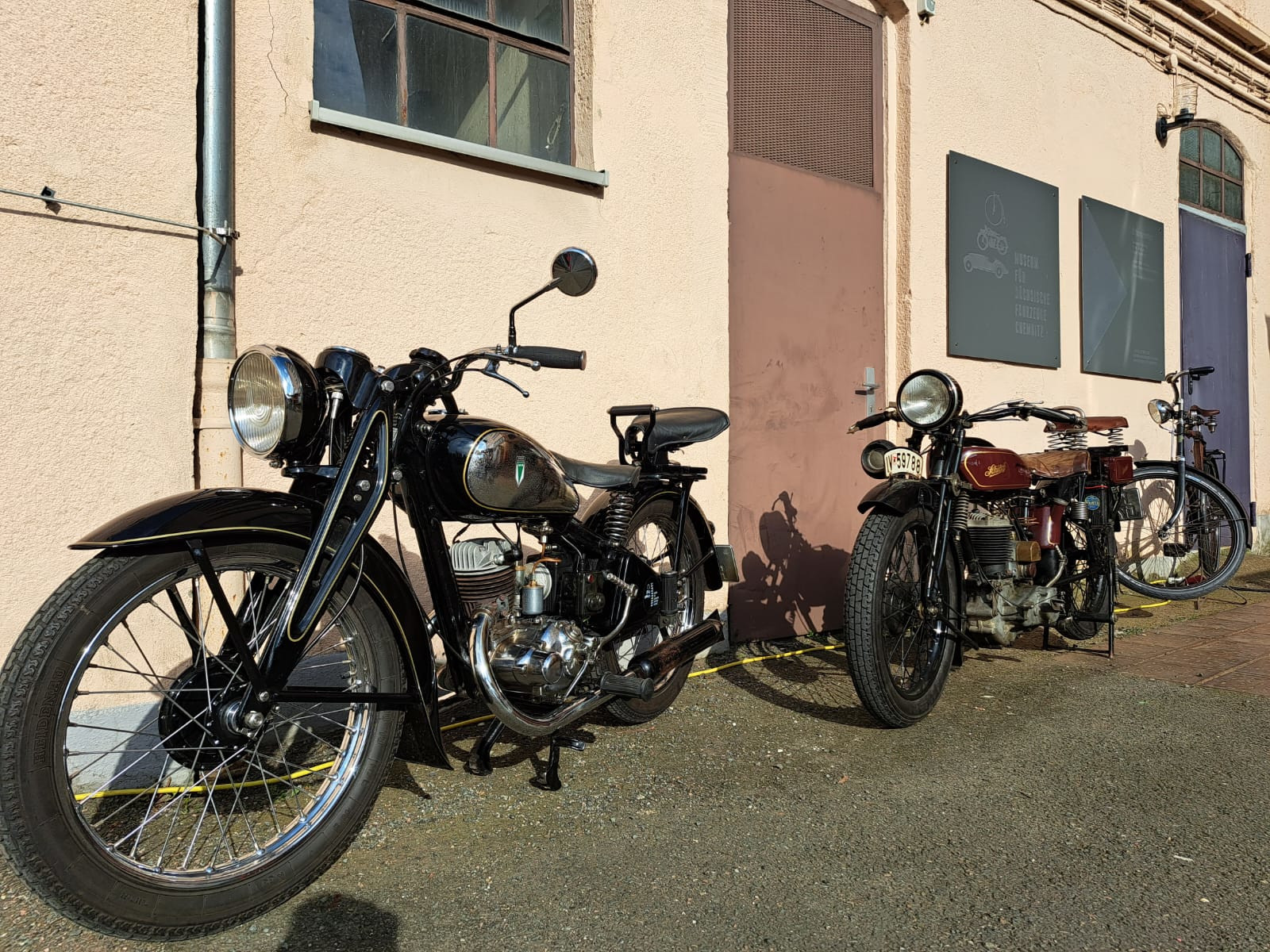 Historische Motorräder vor dem Fahrzeugmuseum (Copyright: Franziska Schirrmeister)