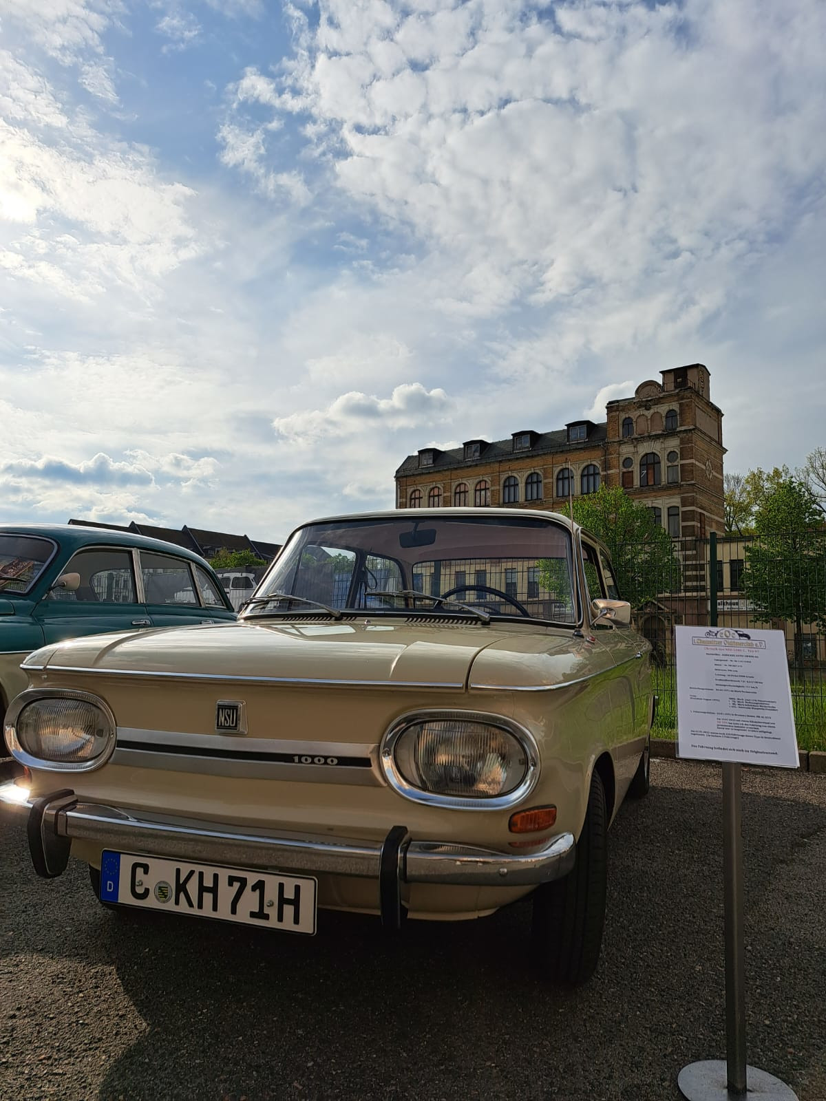 Historisches Auto vor dem Fahrzeugmuseum (Copyright: Franziska Schirrmeister)