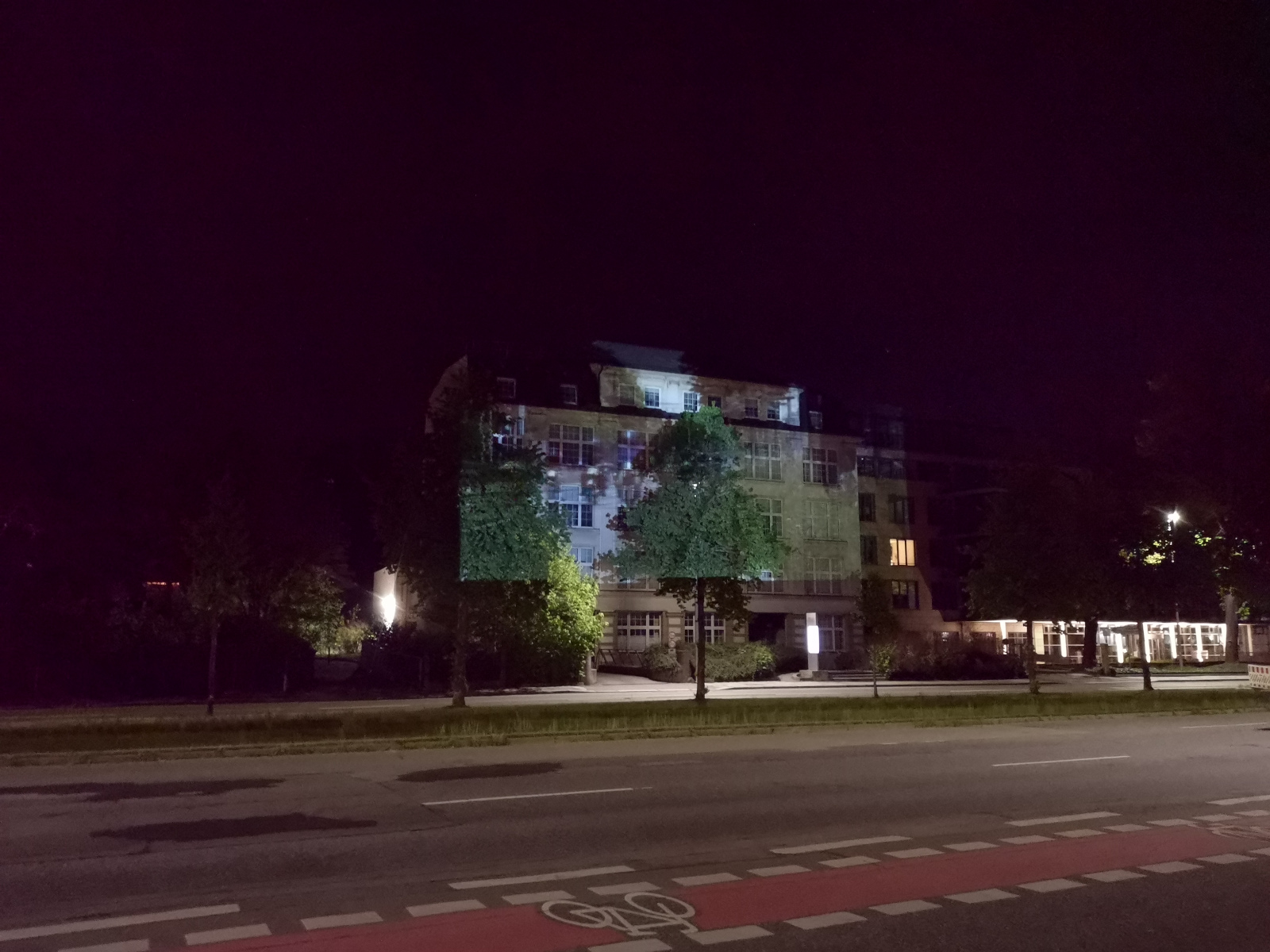 Beleuchtung der Zwickauer Straße bei Nacht durch das DJ-Team Heckhorn (Copyright: Kathy Eichholz)