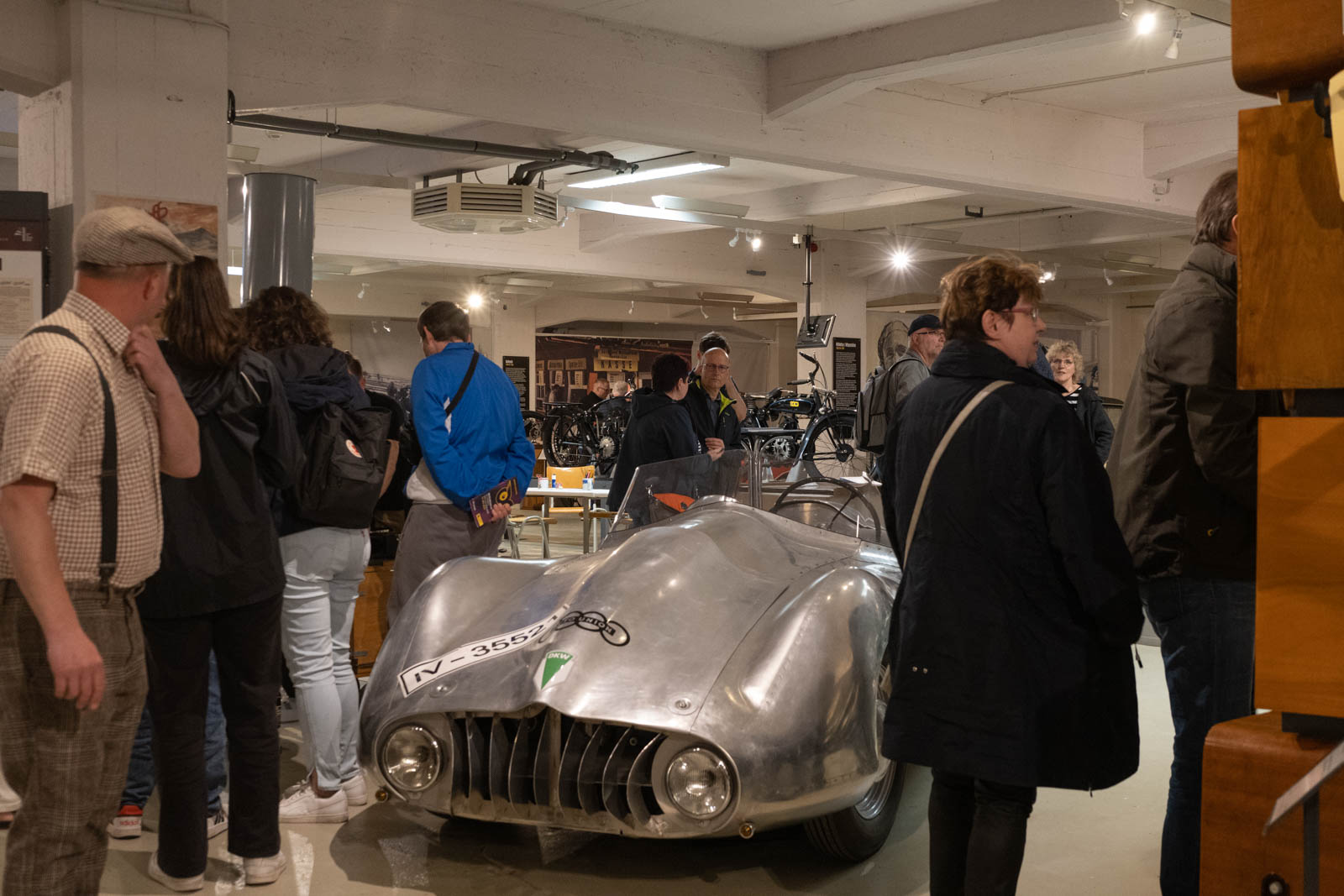 Blick in die Ausstellung mit dem Berlin-Rom-DKW-Sportwagen (Copyright: Paik Jahnscheck)