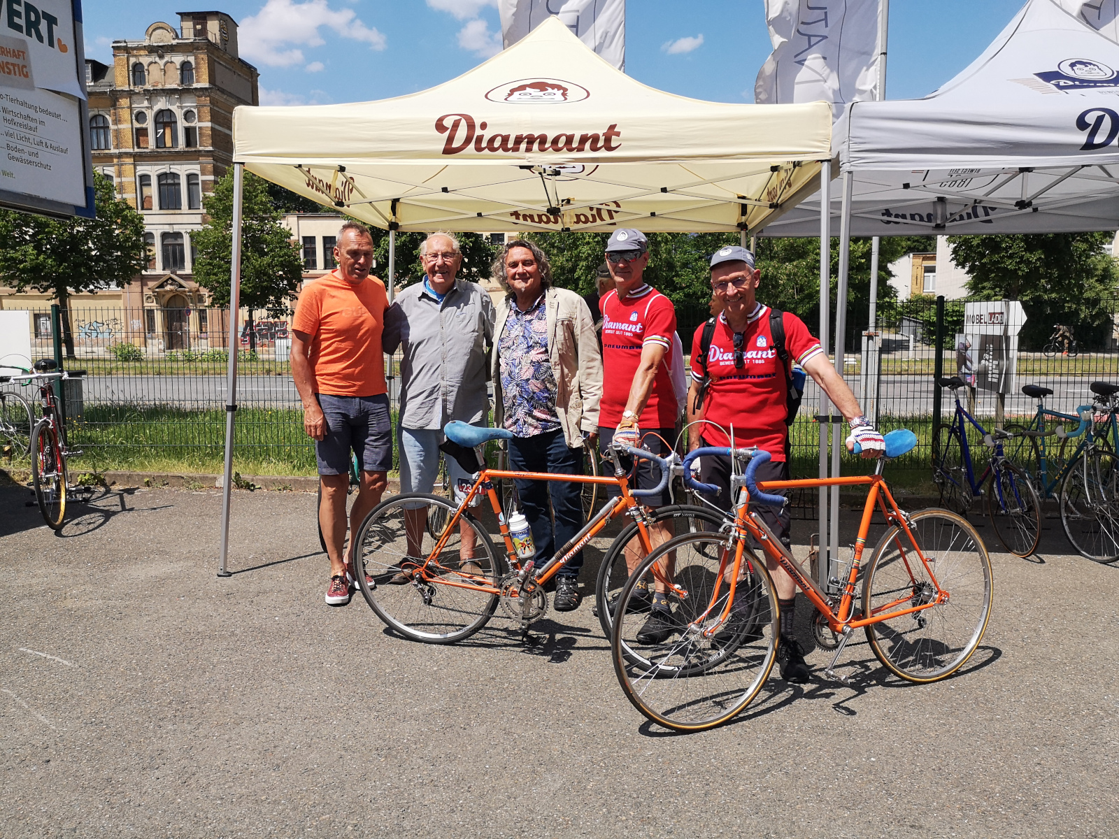 von links nach rechts: Rennfahrer Olaf Ludwig, Alfons Kindermann, Rennfahrer Thomas Barth, zwei Besucher des Fahrradfestes . Foto: Kathy Eichholz