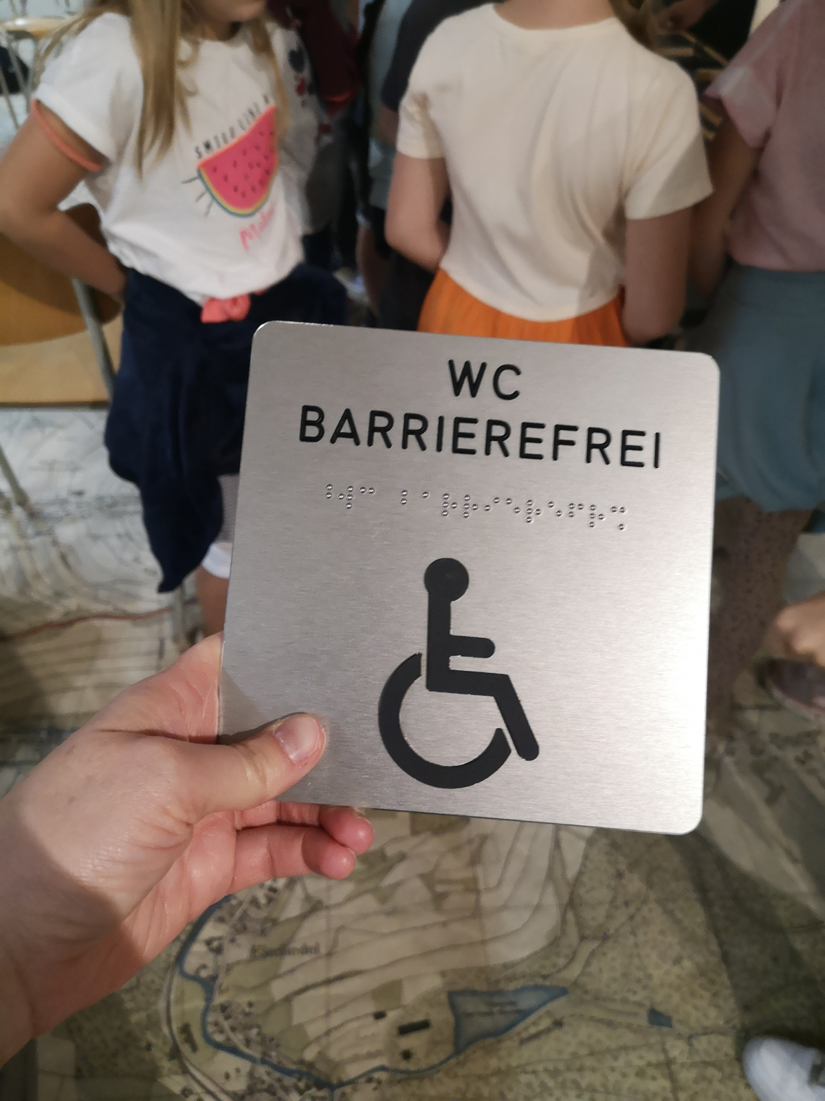Ein WC-Schild mit Braille-Schrift. Foto; Kathy Eichholz