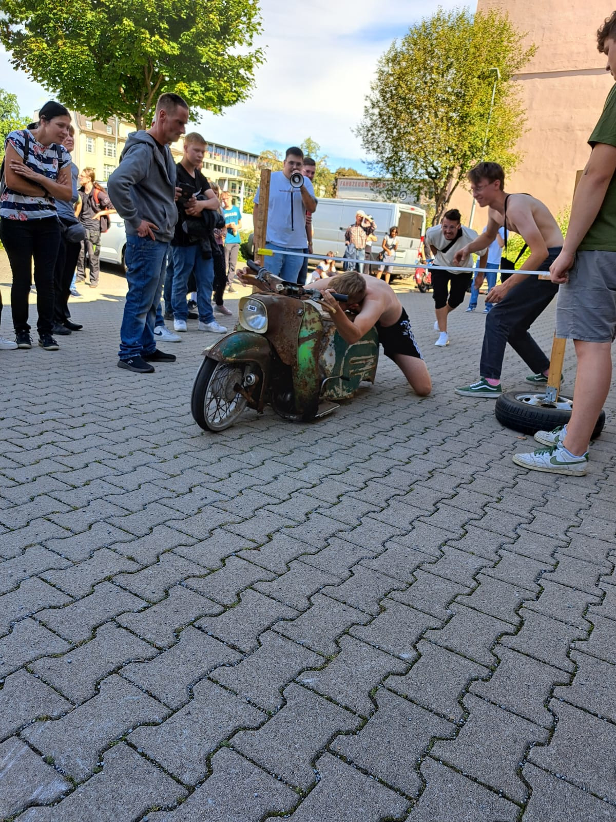 Beim Moped-Limbo. Foto: Franziska Schirrmeister