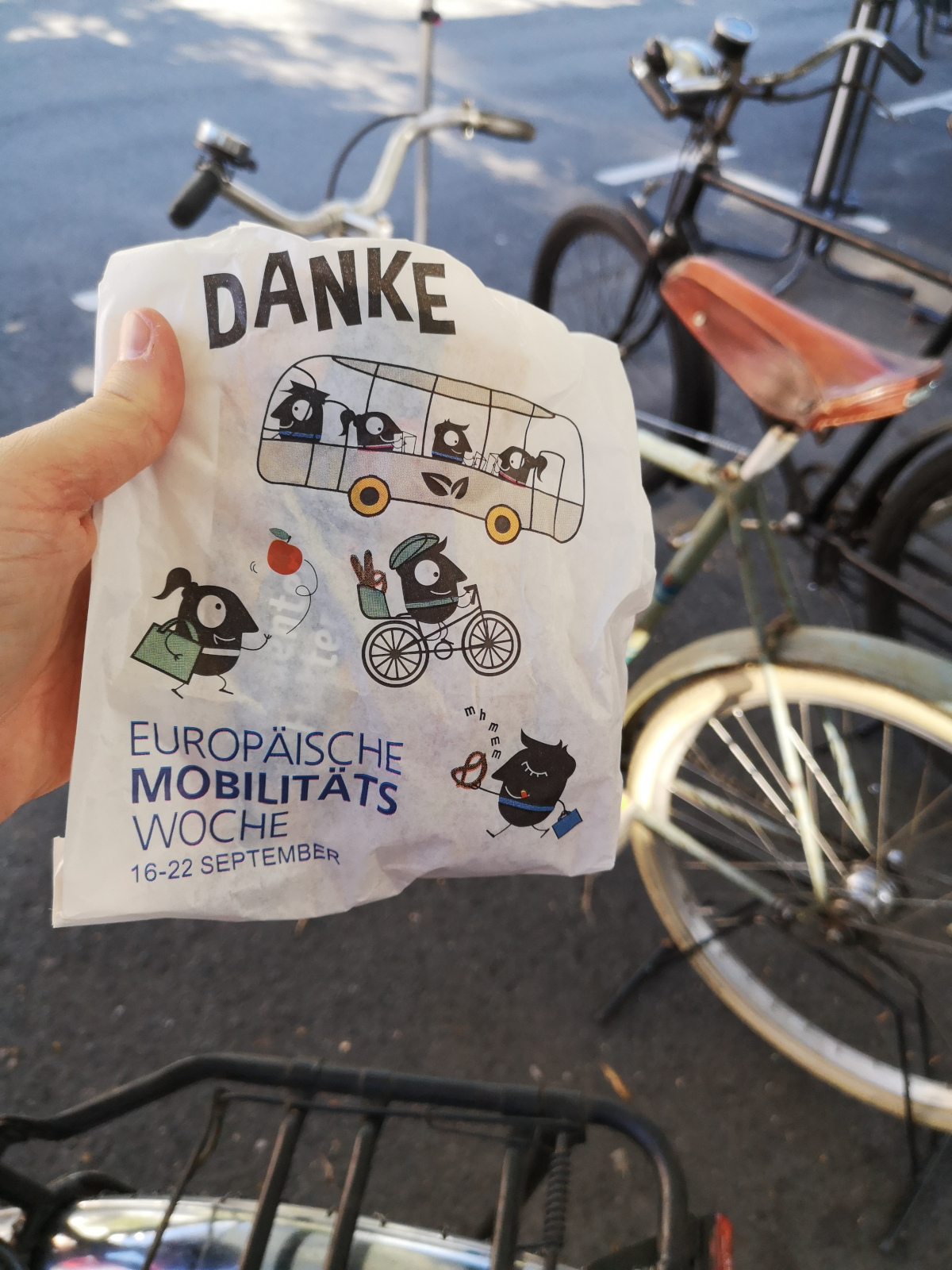Die Danke-Tüte der Europäischen Woche der Mobilität, gefüllt mit gesunden Snacks. Foto: Kathy Eichholz