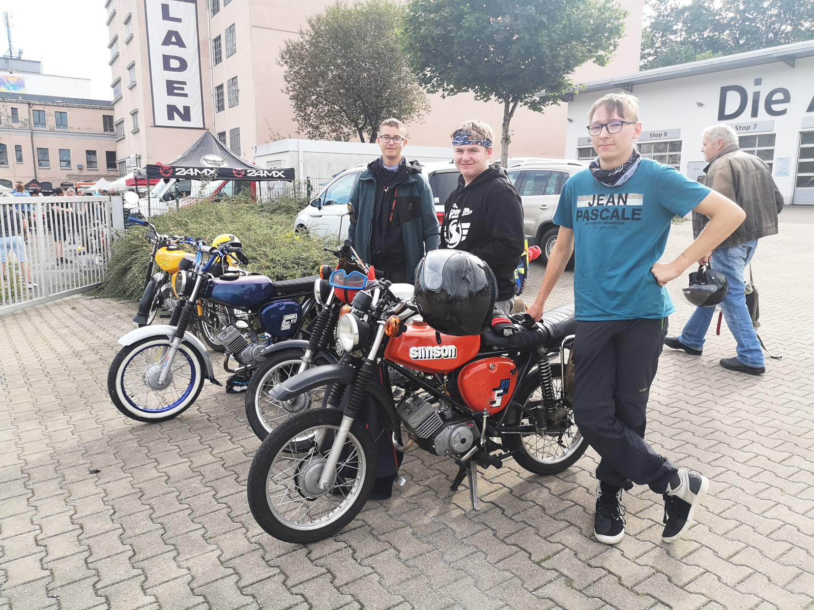 Besucher des Simson- und MZ-Treffens mit ihren Mopeds. Foto: Kathy Eichholz