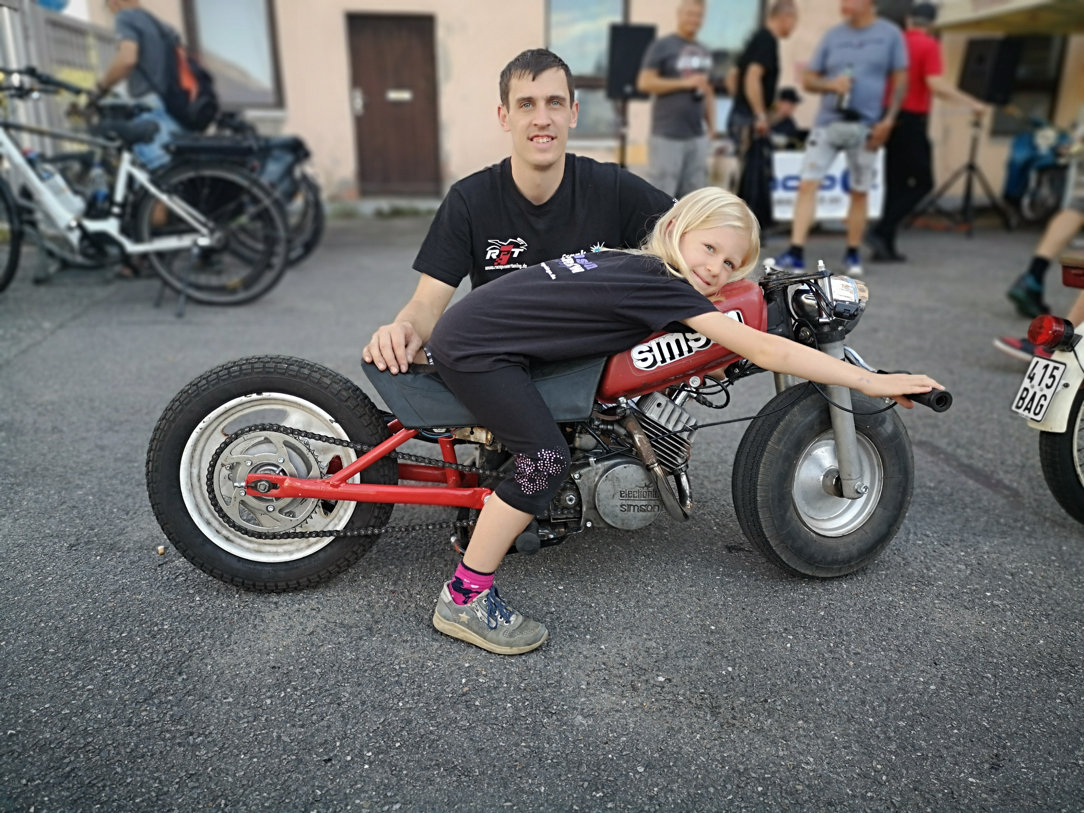 Der Gewinner des Moped-Limbos mit seiner Tochter. Foto: Kathy Eichholz