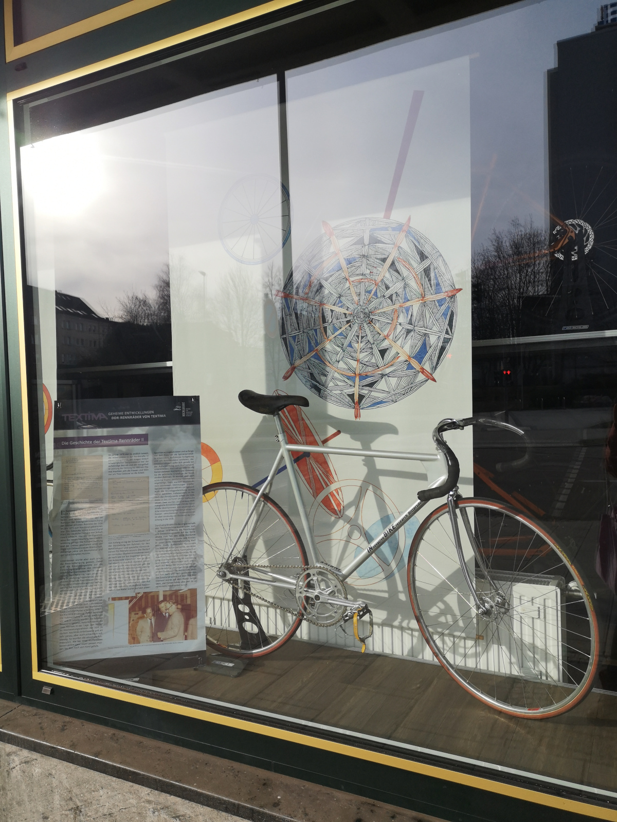 Schaufenster des Fahrradladens "Radschlag" in Chemnitz mit Textima-Ausstellung