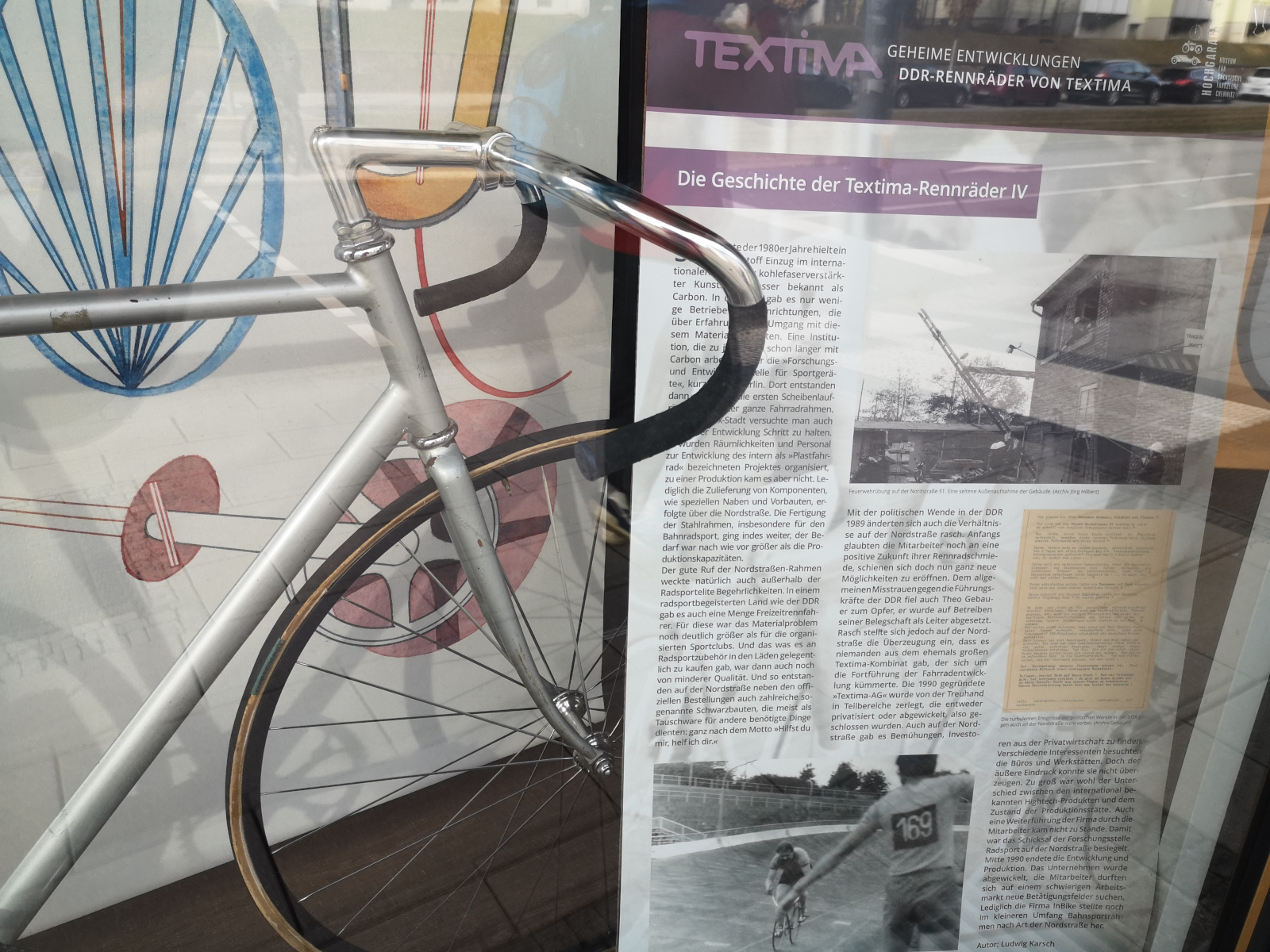 Schaufenster des Fahrradladens "Radschlag" in Chemnitz mit Textima-Ausstellung