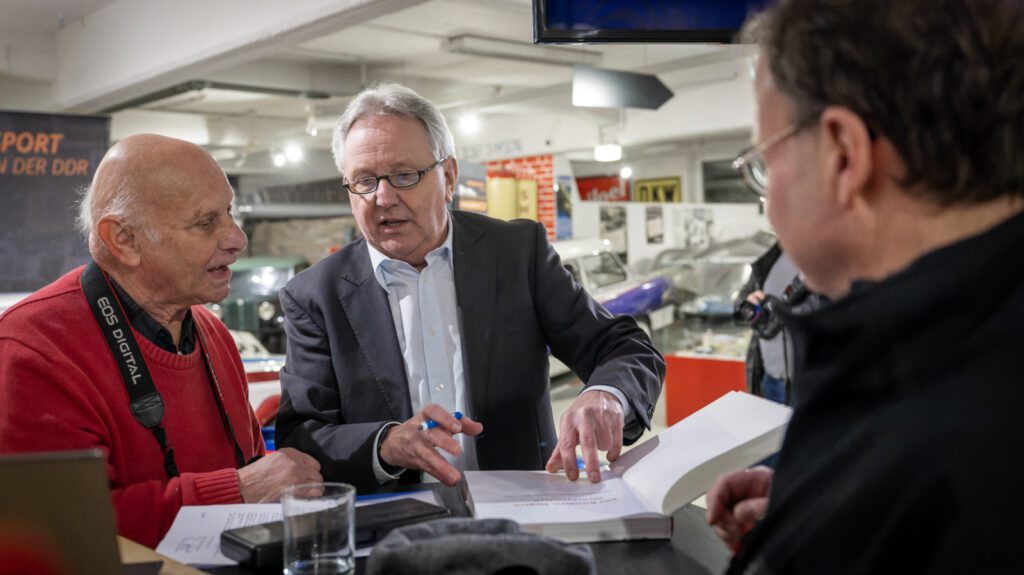 Hendrik Medrow beim Signieren seines Buches im Gespräch mit Besuchern. © Detlev Müller
