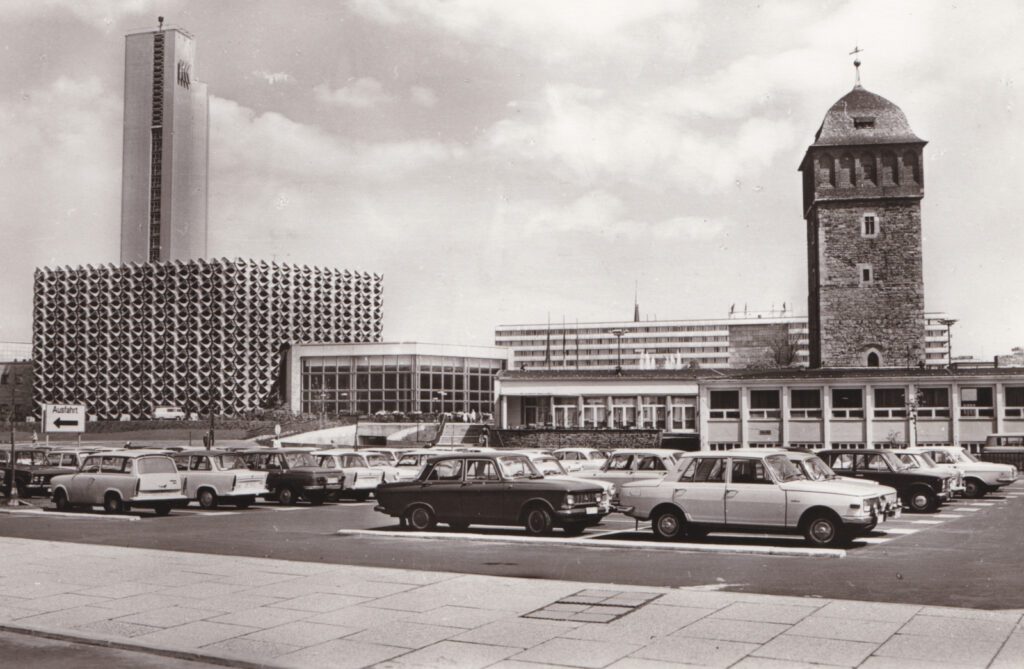 Stadthalle und Roter Turm von Karl-Marx-Stadt im Jahr 1978 mit Autos davor. Foto: Archiv Museum für sächsische Fahrzeuge Chemnitz e.V.